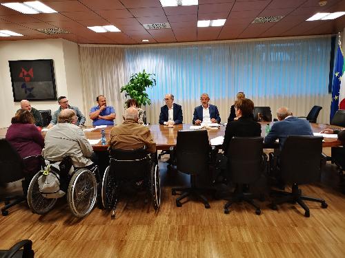 L'incontro incentrato sul tema della riforma sanitaria tra il vicegovernatore del Friuli Venezia Giulia, Riccardo Riccardi, e i rappresentanti delle associazione delle persone con disabilità e delle loro famiglie.